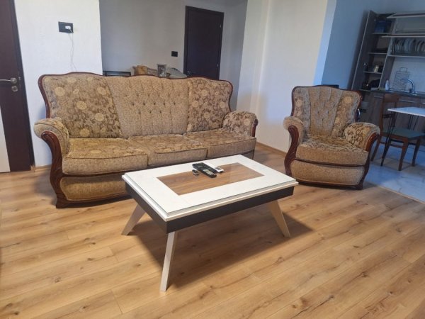 Tirane, shes Shiten komplet kolltuqesh 25 000 lek 250 €