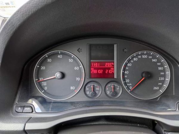 Tirane, shitet makine Volkswagen Golf 5 Viti 2005, 3.999 Euro