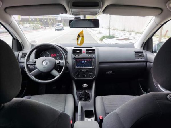 Tirane, shitet makine Volkswagen Golf 5 Viti 2005, 3.999 Euro