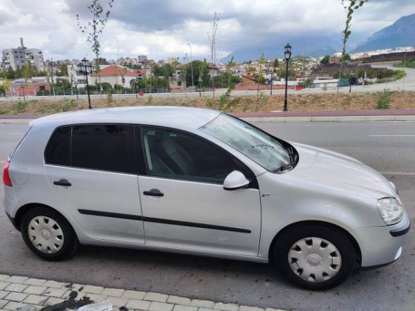 Tirane, shitet makine Volkswagen Golf 5 Viti 2005, 3.999 Euro