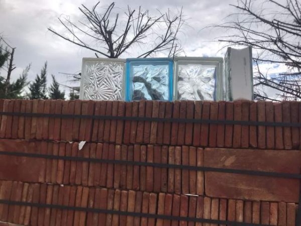 Tirane, shes Tulla xhami per ndarje ambjentesh,shamat 100 Leke