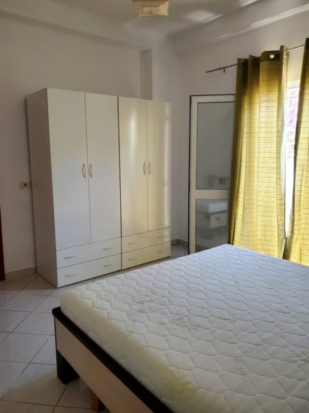 Tirane, jepet me qera apartament 3+1+Ballkon Kati 3, 150 m² 500 € (SELITE)