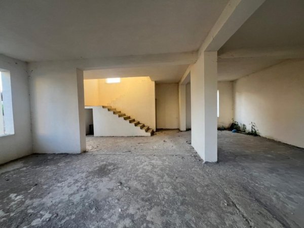 Tirane, shitet Vile 2+1 , 300 m² (Sauk)