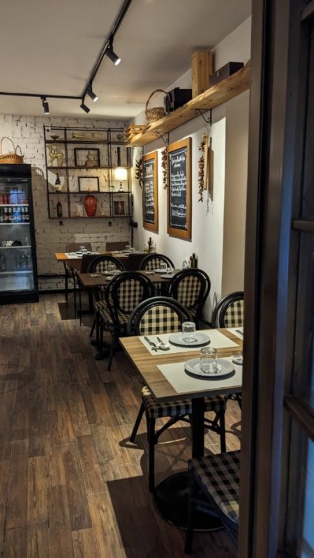Tirane, shitet bar-resorant Kati 0, 60 m² 35.000 € (RRUGA KAVAJES)
