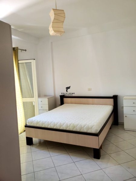 Tirane, jepet me qera apartament 3+1+Ballkon Kati 2, 150 m² 500 € (SAUK)