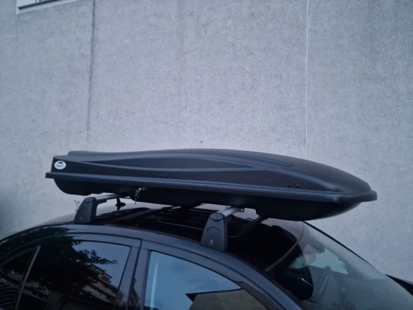 Tirane, shes Valixhe per Mercedes bashke me Traversa origjinale te mercedes , e zeze 300 €
