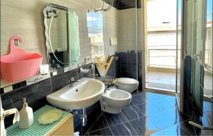 Tirane, jepet me qera apartament 2+1+Ballkon Kati 5, 110 m² 700 € (RRUGA PETI)