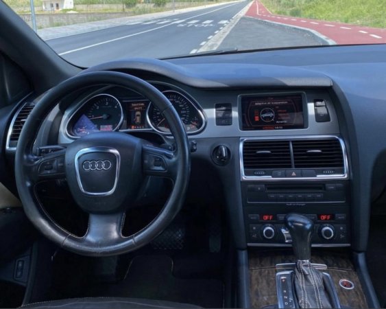Elbasan, shitet makine Audi Q7 Nafte, e zeze automatik Klima 245 km 9.000 €