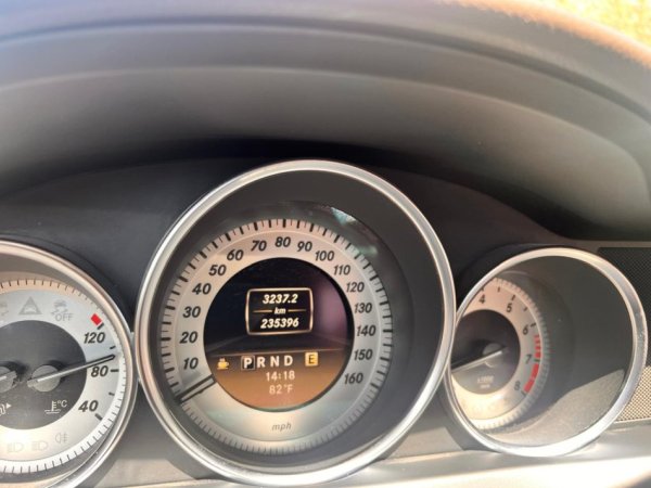 Tirane, shes makine Benz C Class 2012 Urgjent i Diskutueshem Benzin, e zeze automatik Kondicioner 10.000 €
