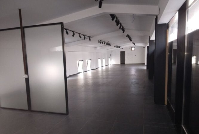 Tirane, shes ambjent biznesi Kati 2, 350 m² 1.200.000 € (21 dhjetori)