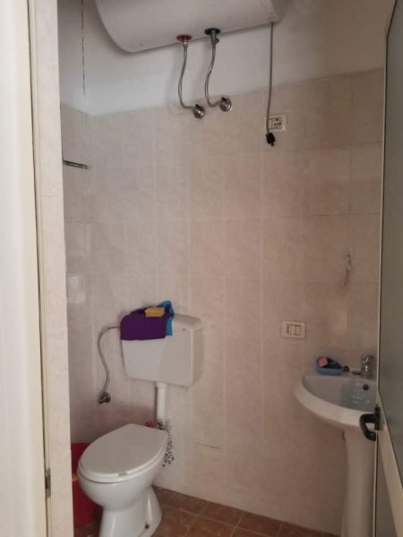 Tirane, shitet dyqan Kati 0, 40 m² 72.100 Euro (dibres)