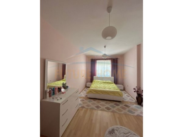 Tirane, jepet me qera apartament 2+1+Ballkon Kati 2, 104 m² 400 € (FRESK)
