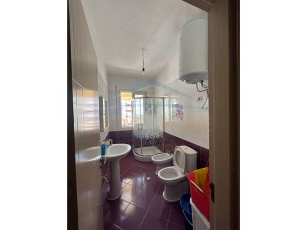 Tirane, jepet me qera apartament 2+1+Ballkon Kati 2, 104 m² 400 € (FRESK)