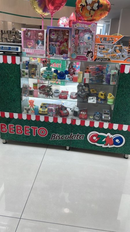 Shitet biznesi, kioske haribo dhe lodra ne Qendren Tregetare Ring.
