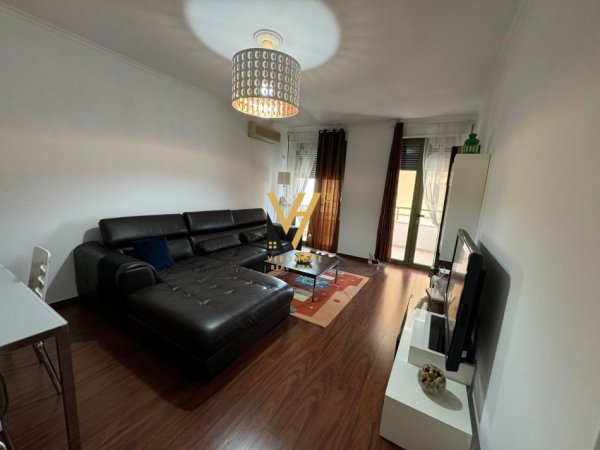 Tirane, jepet me qera apartament 2+1+Ballkon Kati 9, 125 m² 800 € (KOMUNA E PARISIT)