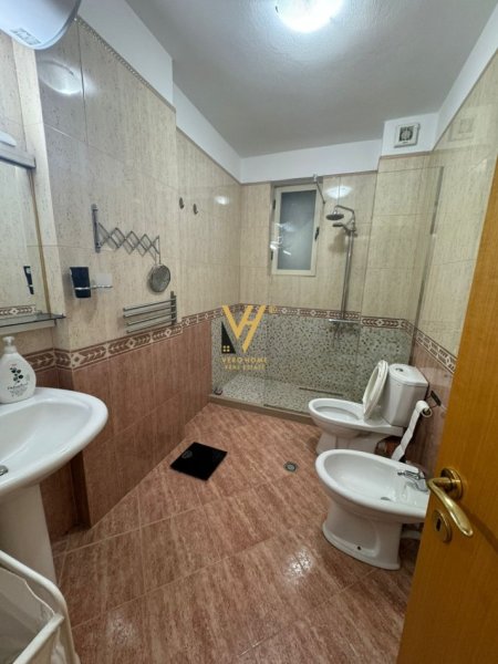 Tirane, jepet me qera apartament 2+1+Ballkon Kati 9, 125 m² 800 € (KOMUNA E PARISIT)