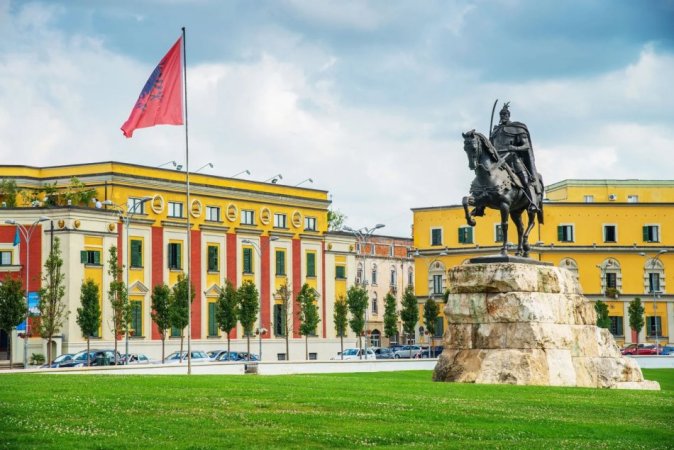 Tirane, shitet Vile 3 Katshe Kati 1, 380 m² 700.000 € (Rruga e Durresit)