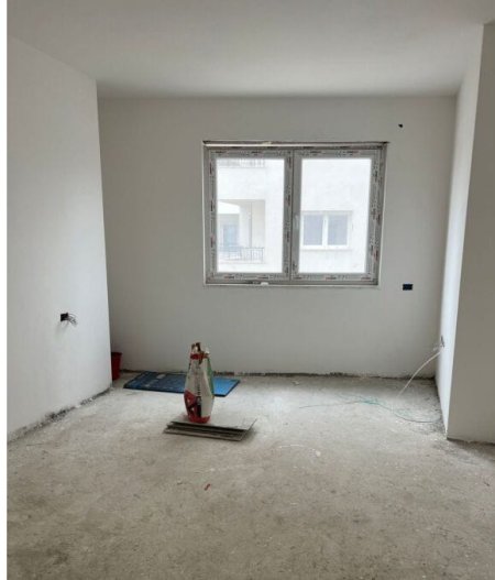 Tirane, shitet apartament 2+1 + Post parkimi 270.000 € (Prane Kafe Flora)