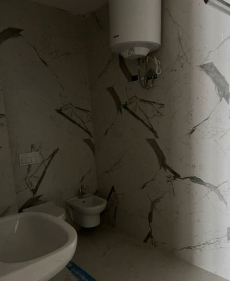 Tirane, shitet apartament 2+1 + Post parkimi 270.000 € (Prane Kafe Flora)