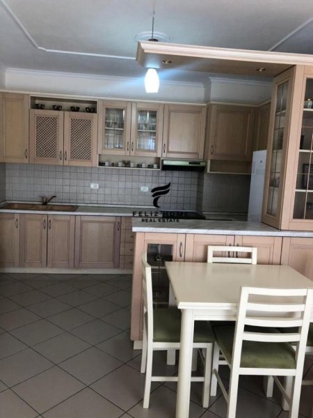 Tirane, jepet me qera apartament 2+1+Ballkon Kati 7, 117 m² 550 € (RRUGA E KAVAJES)