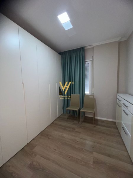 Tirane, jepet me qera apartament 3+1+Ballkon Kati 4, 120 m² 1.000 € (LIQENI I THATE)