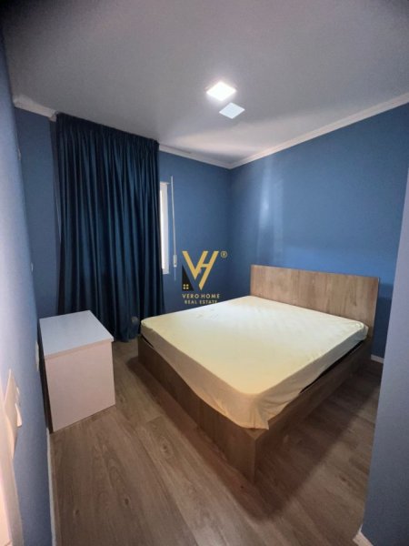 Tirane, jepet me qera apartament 3+1+Ballkon Kati 4, 120 m² 1.000 € (LIQENI I THATE)