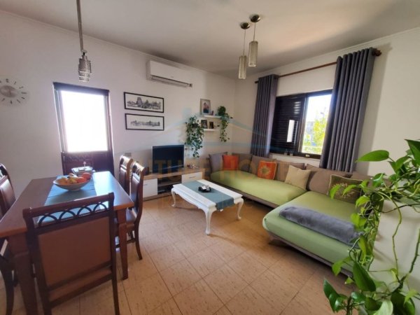 Tirane, shitet Vile 4+1+Ballkon Kati 2, 396 m² 270.000 € (Kombinat)