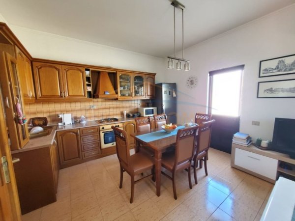 Tirane, shitet Vile 4+1+Ballkon Kati 2, 396 m² 270.000 € (Kombinat)