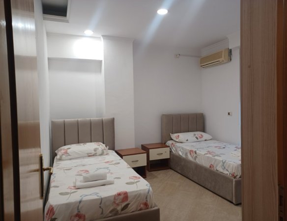 Dyqan (zyre) +Apartament