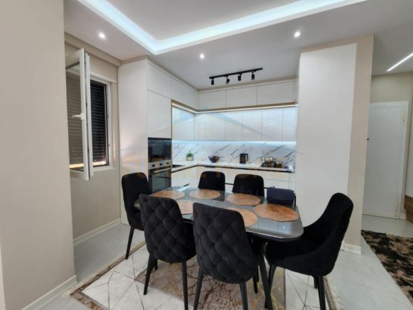 Tirane, shitet apartament 2+1+Ballkon Kati 8, 104 m² 235.000 € (Ali Demi)