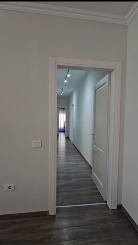 Tirane, jepet me qera apartament 3+1 Kati 8, 140 m² 1.000 € (Delijorgji)