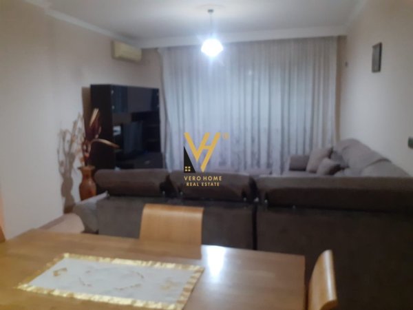 Tirane, jepet me qera apartament 1+1+Ballkon Kati 9, 70 m² 700 € (BLLOK)