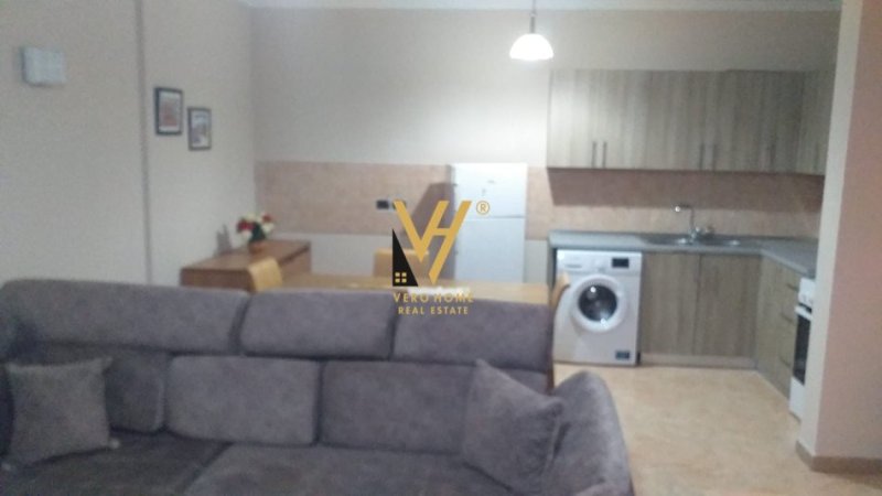 Tirane, jepet me qera apartament 1+1+Ballkon Kati 9, 70 m² 700 € (BLLOK)