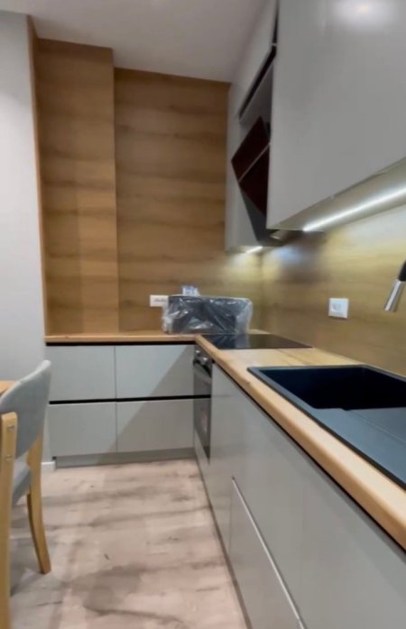 Tirane, jepet me qera apartament 1+1 Kati 2, 60 m² 700 € (PAZARI I RI)