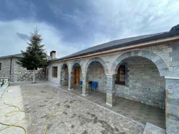 Korce, shitet hotel Kati 4, 2.976 m² 1.400.000 € (Dardhe)