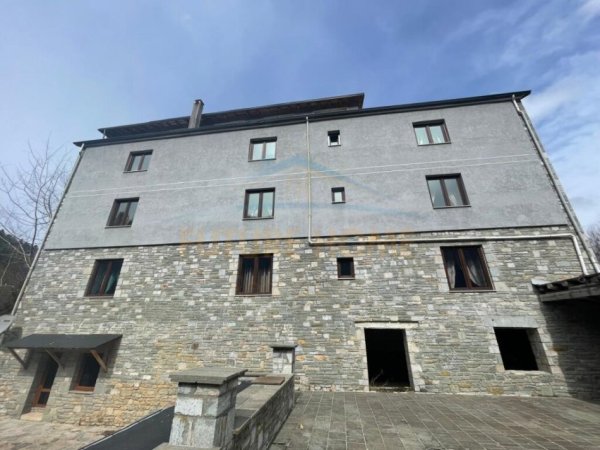 Korce, shitet hotel Kati 4, 2.976 m² 1.400.000 € (Dardhe)