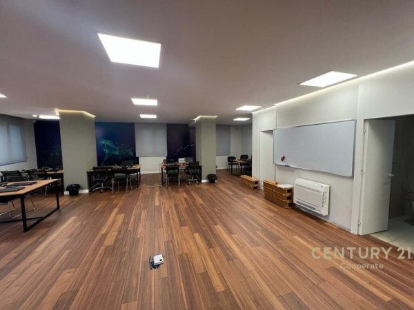 Tirane, shes zyre , 140 m² 399.000 € (Shallvaret, ish blloku)