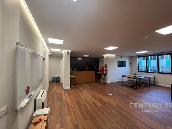 Tirane, shes zyre , 140 m² 399.000 € (Shallvaret, ish blloku)