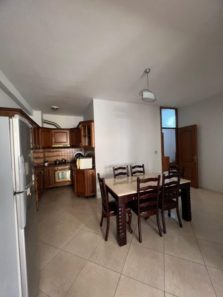 Tirane, jepet me qera apartament 1+1 , 94 m² 500 € (medar shtylla)
