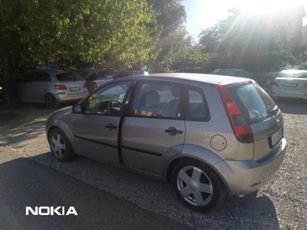 Tirane, shitet makine Ford , 1.4 naftë Viti 2004, 2.500 Euro