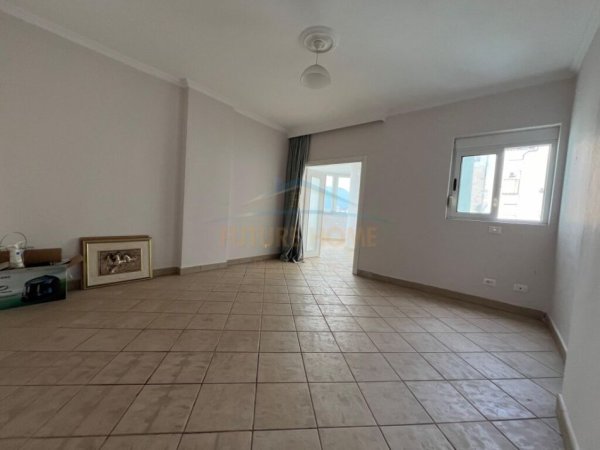 Tirane, shitet apartament 3+1 Kati 8, 125 m² 220.000 € (Komuna e Parisit)