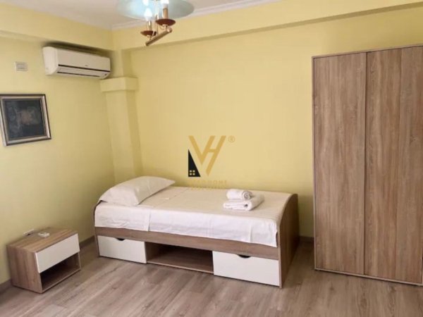 Tirane, jepet me qera apartament 3+1+Ballkon Kati 4, 150 m² 1.000 € (STACIONI I TRENIT)