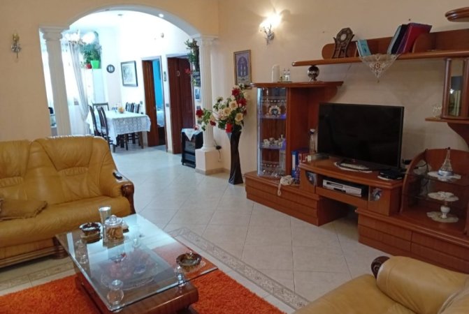 Tirane, jepet me qera apartament 2+1 Kati 3, 120 m² 400 € (Ali Demi)