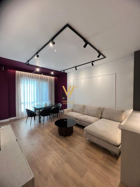 Tirane, jepet me qera apartament 2+1+Ballkon Kati 8, 90 m² 1.000 € (PORCELAN)