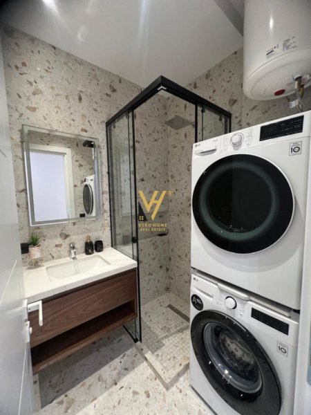 Tirane, jepet me qera apartament 2+1+Ballkon Kati 8, 90 m² 1.000 € (PORCELAN)