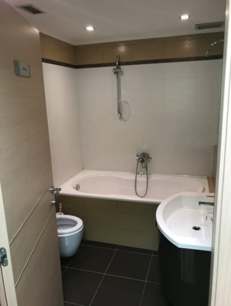 Tirane, shitet apartament 3+1+2 tualete   165 m² 495.000 €   ish Blloku