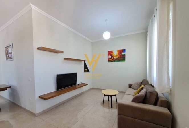 Tirane, jepet me qera apartament 2+1+Ballkon Kati 3, 130 m² 700 € (YZBERISHT)