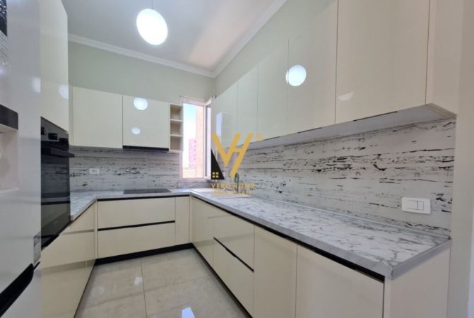 Tirane, jepet me qera apartament 2+1+Ballkon Kati 3, 130 m² 700 € (YZBERISHT)