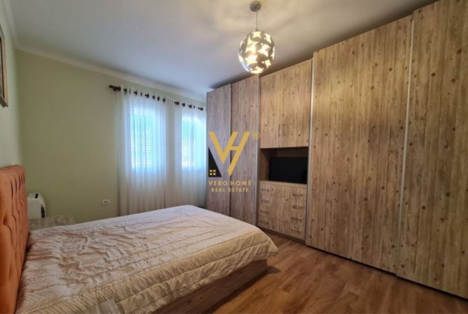 Tirane, jepet me qera apartament 2+1+Ballkon Kati 3, 130 m² 700 € (YZBERISHT)
