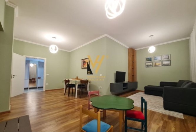 Tirane, jepet me qera apartament 2+1+Ballkon Kati 2, 130 m² 700 € (YZBERISHT)